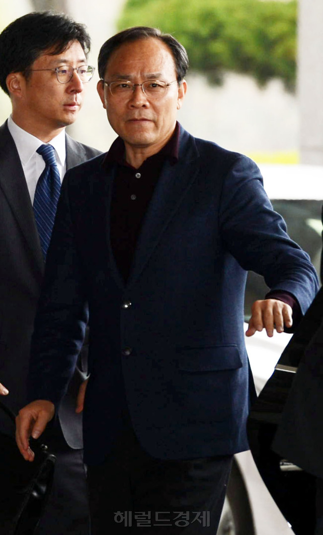 자원개발 정부 융자금 편취, 유용과 경남기업 비자금 조성 등에 연루된 성완종(64ㆍ사진) 전 경남기업 회장이 3일 오전 9시56분께 피의자 신분으로 서울중앙지검으로 출석했다. 검찰은 성 전 회장에 대해 조사가 끝나는 대로 특정경제법률가중처벌법상 사기ㆍ횡령 등의 혐의로 구속영장을 청구하는 방안을 검토 중이다. 김명섭 기자/ msiron@heraldcorp.com