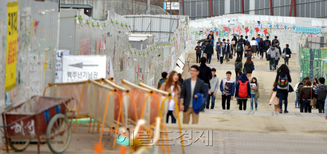 서울의 한 대학에서 진행중인 공사에 따른 소음으로 학생들이 큰 불편을 겪고 있다. 김명섭 기자/msiron@heraldcorp.com