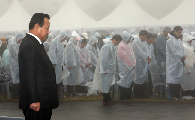 Prime Minister Lee Wan-koo pays his respects at the ceremony marking the brutal government suppression of the April 3 rebellion waged in 1948 In Jeju on Friday. Yonhap