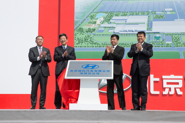 Hyundai Motor vice chairman Chung Eui-sun (left) and Chinese provincial officials attend a ceremony to start construction of its fourth Chinese plant in Changzhou in the northern Chinese province of Hebei on Friday. Hyundai Motor