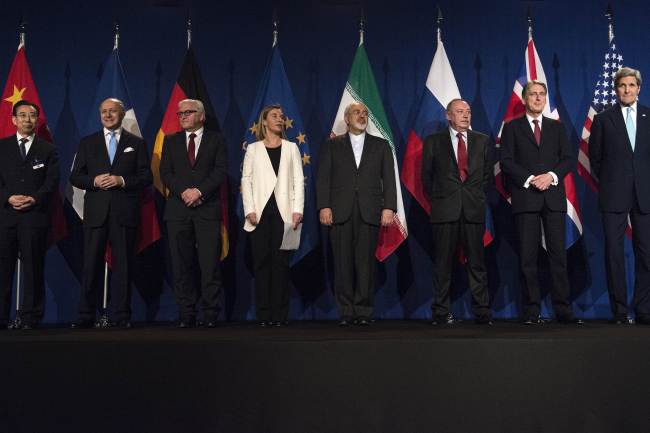 U.S. Secretary of State John Kerry (right) and other representatives pose for a photograph after reaching a Joint Comprehensive Plan of Action in Lausanne, Switzerland on Thursday local time. Yonhap