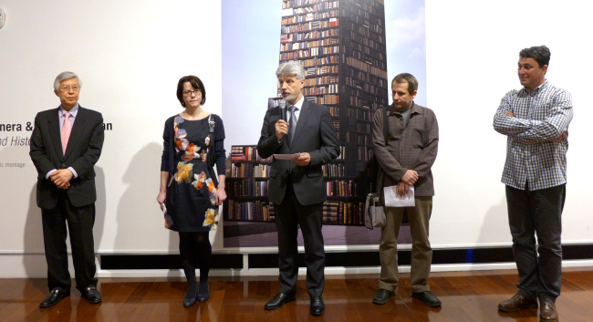 Romanian Ambassador Fabian Calin (center) speaks at the “Pocket Revolutions: Romanian Contemporary Art” exhibition at the Korea Foundation Gallery in Seoul on Thursday. From left to right: Korea Foundation executive vice president Zeon Nam-jin, event curator Simona Nastac, Calin, poet Florin Dan Prodan and filmmaker Matei Bejenaru.   Joel Lee/The Korea Herald
Romanian Ambassador Fabian Calin (center) speaks at the “Pocket Revolutions: Romanian Contemporary Art” exhibition at the Korea Foundation Gallery in Seoul on Thursday. From left to right: Korea Foundation executive vice president Zeon Nam-jin, event curator Simona Nastac, Calin, poet Florin Dan Prodan and filmmaker Matei Bejenaru.   Joel Lee/The Korea Herald