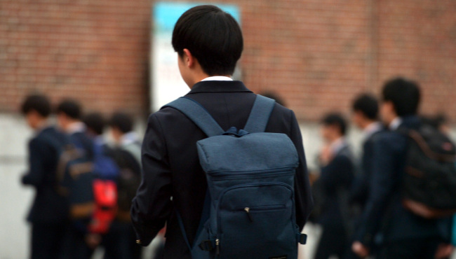3월~4월 중고등학교는 문제를 일으키는 학생들 행정처리로 고심하고 있는 가운데 서울 한 고등학생들이 등교하고 있다. 김명섭 기자 msiron@