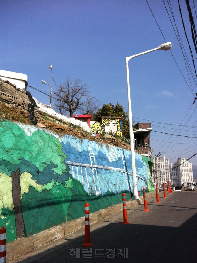 마산 합포구 일대는 이원수의 흔적들이 남아있다. 장군천은 동시 ‘다릿목’의 배경으로 이원수의 첫사랑 추억이 깃든 곳. 학창실절 얘기에 자주 등장하는 철길, 경남마산도서관 뒤에는 1935년 6월 최순애와 신혼살림을 차렸던 집이 있었으나 우물만 그대로 남아있다. [사진=이윤미 기자/meelee@heraldcorp.com]