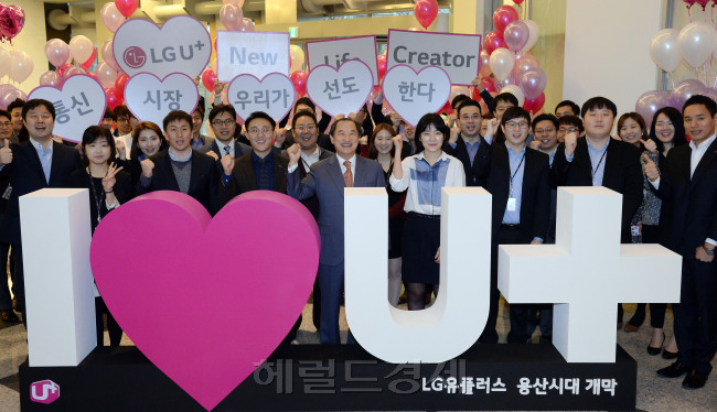 6일 오전 서울 용산 엘지 유플러스 신사옥에서 이상철 부회장이 임직원들과 함께  신사옥 이전을 축하하며 기념촬영을 하고 있다./ 안훈 기자 rosedale@ 2015.04.06