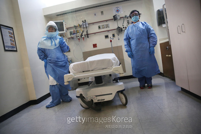 에볼라는 치명적인 바이러스여서 감염 위험 대비에 소홀할 경우 수많은 목숨을 잃을 수 있다. 뉴욕의 한 병원이 에볼라 바이러스 감염 환자가 발생할 경우에 대비해 치료 및 간호 모의연습을 하고 있다. [게티이미지]