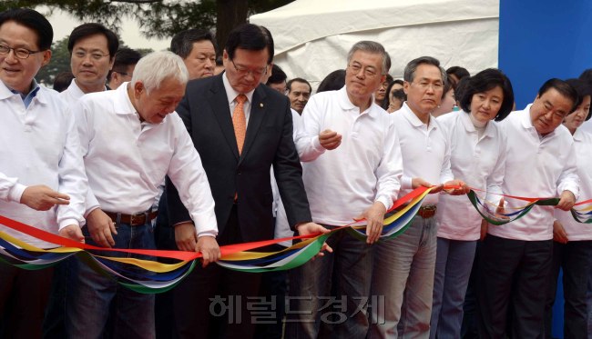 새정치민주연합 문재인 대표가 6일 국회에서 열린 ‘2015 다함께 정책엑스포’ 개막을 알리는 테잎 케팅식을 준비하고 있다. 정책엑스포는 이날부터 8일까지 사흘간 국회에서 펼쳐진다. 행사 기간 동안 30여 차례의 정책토론회가 열리며, 국회 앞마당에 설치된 106개의 부스에선 정책 소개 및 체험 이벤트 등이 진행된다. 정희조 기자/checho@heraldcorp.com