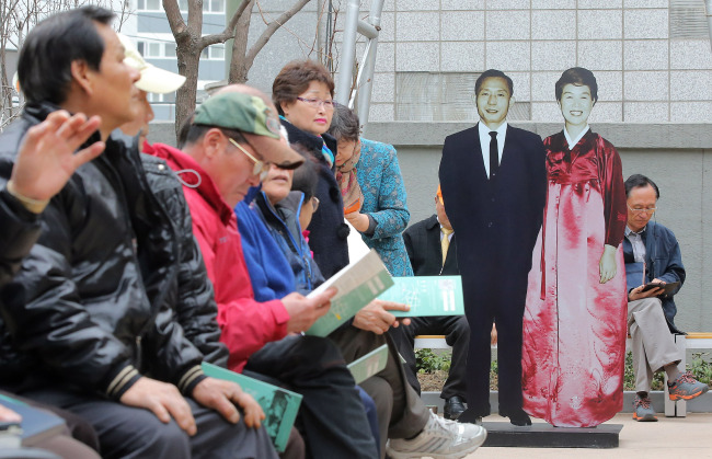 Citizens line up to enter the house of late former President Park Chung-hee in Sindang-dong, Seoul.   Yonhap