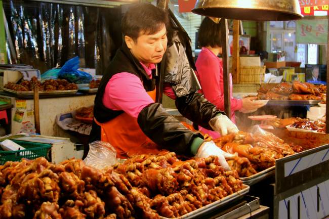 A vendor sells pig feet at the Seoul Jungang Market in Hwanghak-dong, Jung-gu. (Julie Jackson/The Korea Herald)