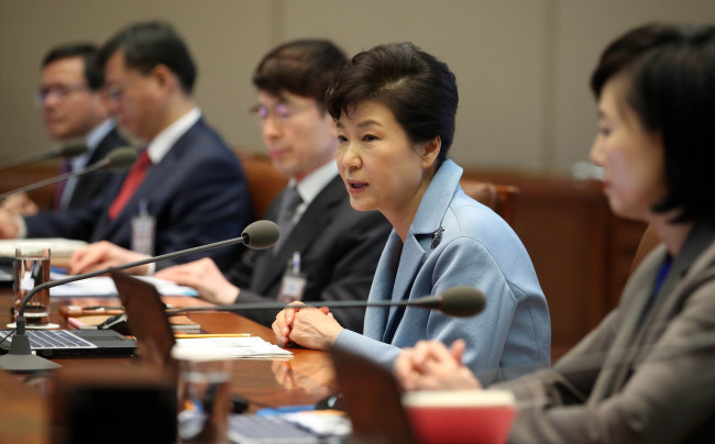 President Park Geun-hye speaks at a meeting at Cheong Wa Dae on Monday. (Yonhap)