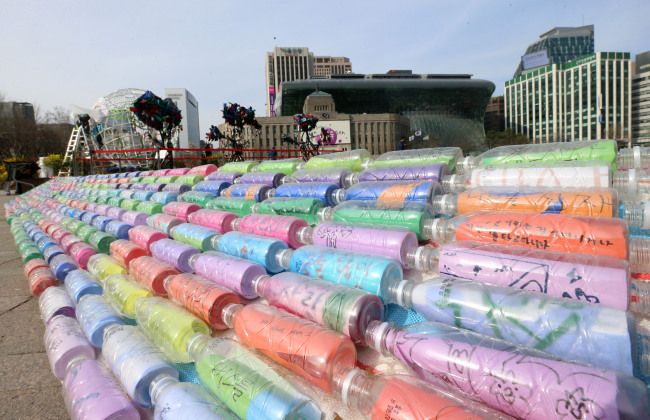 Artworks made of recyclable materials are displayed to promote the ICLEI World Congress 2015 at Seoul Plaza on April 1. Yonhap