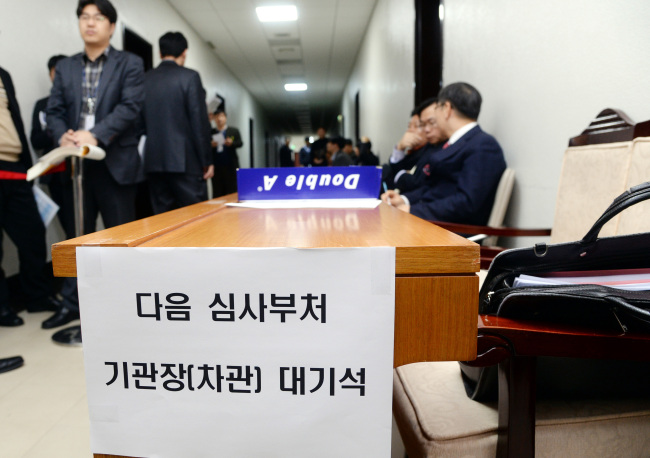 우왕좌왕 공무원들- 임시국회가 시작된 11일 여,야의  정쟁 속에 한꺼번에 법안이 졸속으로 처리되는 등 '최악의 국회'라는 비난을 피하기는 어려워 보이는 가운데 예산조정소위원회 회의실 앞에 공무원들이 줄을 서 순서를 기다리고 있다. 박현구 기자phko@heraldcorp.com
