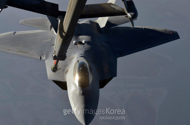미국 공군의 최첨단 전투기 F-22가 공중급유를 받고 있다.