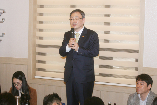 Choi Sung-joon, chairman of state telecommunications regulator Korea Communications Commission, speaks to reporters Tuesday in Gwacheon, Gyeonggi Province.   KCC