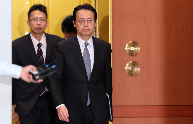 Kenji Kanasugi, a recalled minister at the Japanese Embassy, leaves the Korean Foreign Ministry office Tuesday.    Yonhap