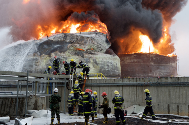 <YONHAP PHOTO-1880> (150407) -- GULEI, April 7, 2015 (Xinhua) -- Firefighters try to extinguish fire at the site of a chemical plant blast in Zhangzhou, southeast China's Fujian Province, April 7, 2015. A xylene facility leaked oil and caught fire, which led to blasts and a fire at three nearby oil storage tanks at Tenglong Aromatic Hydrocarbon (Zhangzhou) Co. Ltd. on the Gulei Peninsula in Zhangzhou City at 6:56 p.m. (1056GMT) on Monday. Six people were injured in the plant blast. (Xinhua/Jiang Kehong) (lfj)/2015-04-07 16:43:42/ <저작권자 ⓒ 1980-2015 ㈜연합뉴스. 무단 전재 재배포 금지.>
Firefighters try to extinguish fire at the site of a chemical plant blast in Zhangzhou, southeast China’s Fujian Province, Tuesday. A xylene facility leaked oil and caught fire, which led to blasts and a fire in three nearby oil storage tanks at Tenglong Aromatic Hydrocarbon Co. Ltd. on the Gulei Peninsula in Zhangzhou City on Monday. (Related story on Page 6)     Xinhua-Yonhap