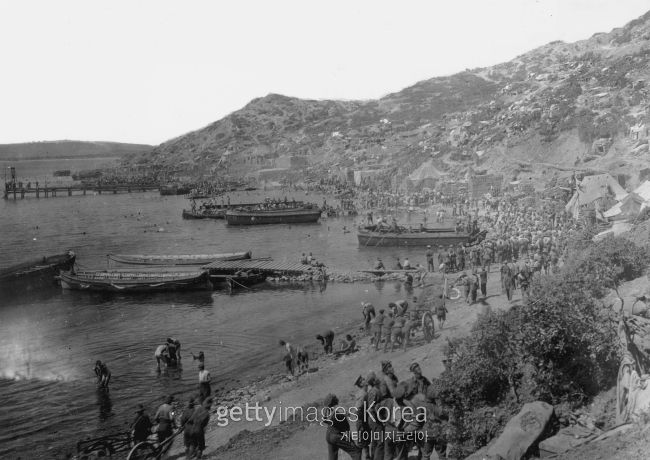 1915년 안자크만에 상륙하는 연합군. [사진=게티이미지]