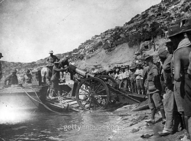 1915년 안자크만에 상륙하는 연합군. [사진=게티이미지]