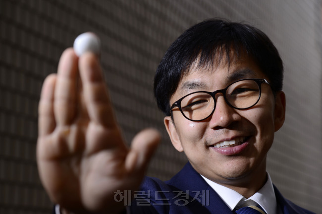 오랜만의 우승 덕분인지 만면에 미소가 가득한 목진석 9단. 다양한 포즈를 요구하는데도 싫은 기색없이 선선히 응한다. 한국기원 옆에서 챔피언의 한수를 던지는 모습./사진=박해묵 기자 mook@heraldcorp.com