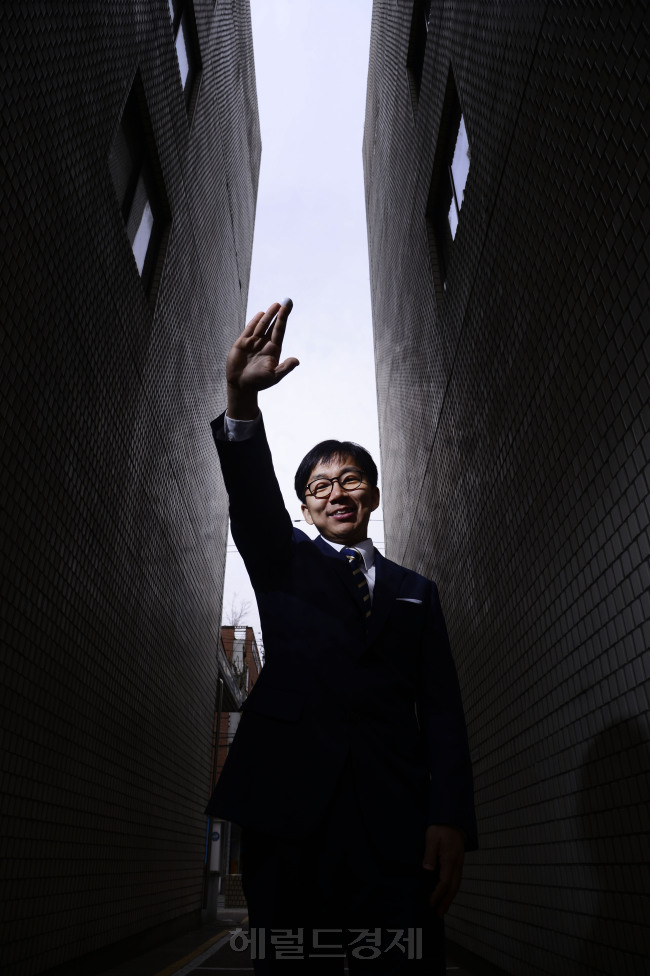 오랜만의 우승 덕분인지 만면에 미소가 가득한 목진석 9단. 다양한 포즈를 요구하는데도 싫은 기색없이 선선히 응한다. 한국기원 옆에서 챔피언의 한수를 던지는 모습./사진=박해묵 기자 mook@heraldcorp.com