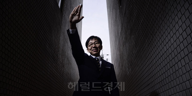 오랜만의 우승 덕분인지 만면에 미소가 가득한 목진석 9단. 다양한 포즈를 요구하는데도 싫은 기색없이 선선히 응한다. 한국기원 옆에서 챔피언의 한수를 던지는 모습./사진=박해묵 기자 mook@heraldcorp.com