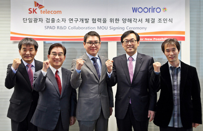 <YONHAP PHOTO-1648> SK텔레콤, 우리로광통신과 양해각서 (서울=연합뉴스) 최진성 SK텔레콤 종합기술원장(오른쪽 두번째)과 박세철 우리로광통신 대표(가운데)가 7일 서울 중구 SK텔레콤 을지로 본사에서 양자정보통신기술 전반의 글로벌 리더십 확보와 양자암호통신 핵심부품 상용화를 위한 협약을 체결한 후 기념촬영하고 있다. 2015.4.7 << SK텔레콤 제공 >> photo@yna.co.kr/2015-04-07 15:26:52/ <저작권자 ⓒ 1980-2015 ㈜연합뉴스. 무단 전재 재배포 금지.>
<YONHAP PHOTO-1648> SK텔레콤, 우리로광통신과 양해각서 (서울=연합뉴스) 최진성 SK텔레콤 종합기술원장(오른쪽 두번째)과 박세철 우리로광통신 대표(가운데)가 7일 서울 중구 SK텔레콤 을지로 본사에서 양자정보통신기술 전반의 글로벌 리더십 확보와 양자암호통신 핵심부품 상용화를 위한 협약을 체결한 후 기념촬영하고 있다. 2015.4.7 << SK텔레콤 제공 >> photo@yna.co.kr/2015-04-07 15:26:52/ <저작권자 ⓒ 1980-2015 ㈜연합뉴스. 무단 전재 재배포 금지.>