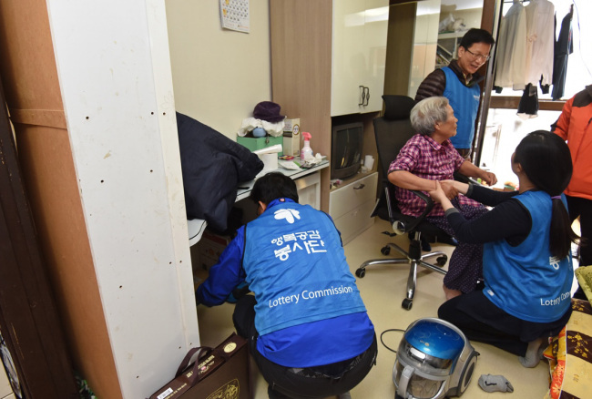 <YONHAP PHOTO-1476> 기재부 복권위원회, 국가유공자 대상 봉사활동 (서울=연합뉴스) 기획재정부 복권위원회 행복공감봉사단원들이 7일 대전 보훈가정을 방문해 청소를 하며 봉사활동을 하고 있다. 기획재정부 복권위원회는 이날 행복공감봉사단원들과 함께 남양주보훈요양원과 대전시 임대주택단지를 찾아 국가유공자들을 대상으로 봉사활동을 했다. 2015.4.7 << 복권위원회 제공 >> photo@yna.co.kr/2015-04-07 14:41:38/ <저작권자 ⓒ 1980-2015 ㈜연합뉴스. 무단 전재 재배포 금지.>
<YONHAP PHOTO-1476> 기재부 복권위원회, 국가유공자 대상 봉사활동 (서울=연합뉴스) 기획재정부 복권위원회 행복공감봉사단원들이 7일 대전 보훈가정을 방문해 청소를 하며 봉사활동을 하고 있다. 기획재정부 복권위원회는 이날 행복공감봉사단원들과 함께 남양주보훈요양원과 대전시 임대주택단지를 찾아 국가유공자들을 대상으로 봉사활동을 했다. 2015.4.7 << 복권위원회 제공 >> photo@yna.co.kr/2015-04-07 14:41:38/ <저작권자 ⓒ 1980-2015 ㈜연합뉴스. 무단 전재 재배포 금지.>