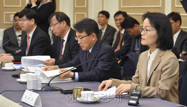 새누리당은 8일 국회에서 건강보험료 건보체계 개편 당정협의체 회의를 열었다. 이 자리에는  보건복지부 장옥주 차관과 권덕철 보건의료정책실장이 참석한 가운데 정책협의를 가졌다.<br />정희조 기자/checho@heraldcorp.com  150408