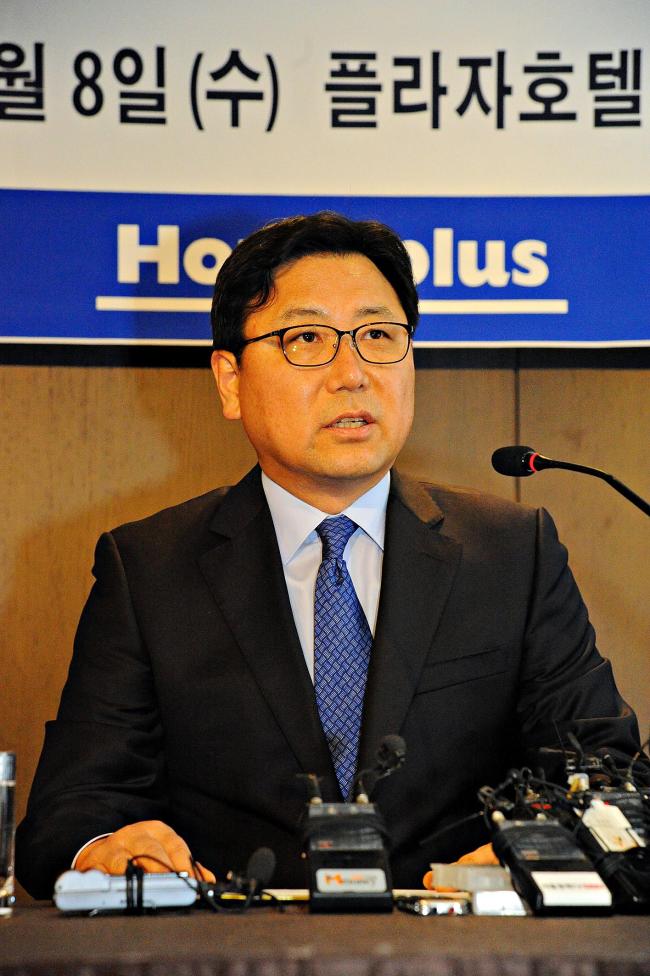 Homeplus CEO Do Sung-hwan speaks at a press conference in Seoul on Wednesday. Homeplus
Homeplus CEO Do Sung-hwan speaks at a press conference in Seoul on Wednesday. Homeplus
Homeplus CEO Do Sung-hwan speaks at a press conference in Seoul on Wednesday. Homeplus