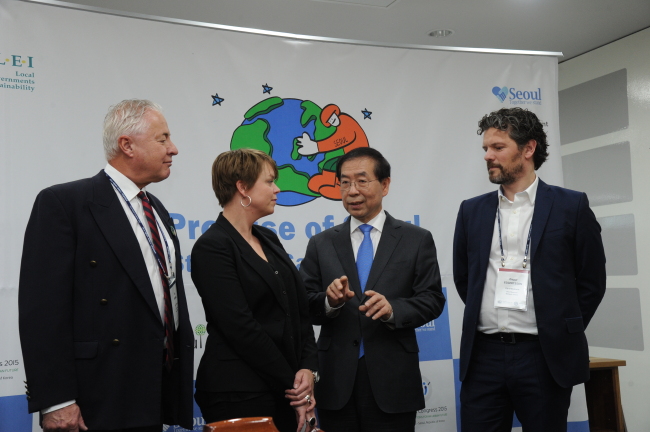 Seoul Mayor Park Won-soon (second from right) talks with Vaxjo Mayor Bo Frank (from left) and Malmo Mayor Katrin Stjernfeldt Jammeh of Sweden and Reykjavik Mayor Dagur Eggertsson of Iceland at Seoul City Hall on Wednesday.   Seoul Metropolitan Government