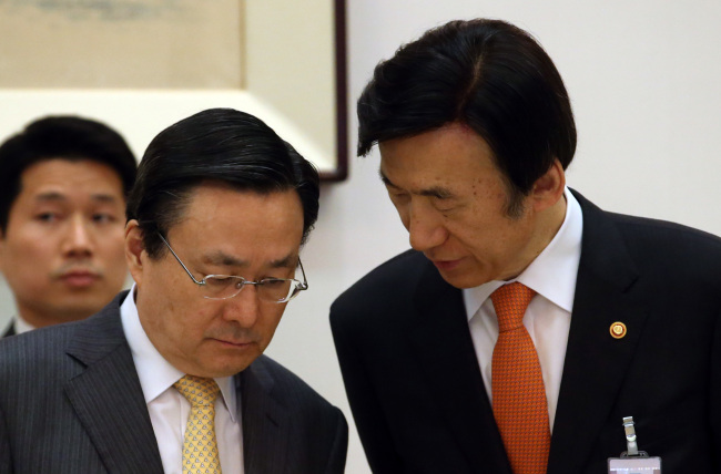 Foreign Minister Yun Byung-se (right) talks with the Presidential Secretary for Foreign Affairs Ju Chul-ki during an event at Cheong Wa Dae on April 2. Yonhap