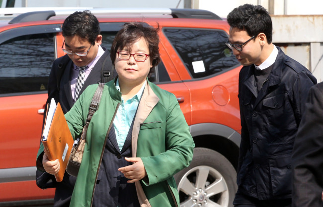 Yoon Myung-hwa (center), Seoul education office’s students’ rights officer, arrives at Choongam High School in northern Seoul to verify allegations about the school’s actions regarding school meals on Wednesday. Yonhap