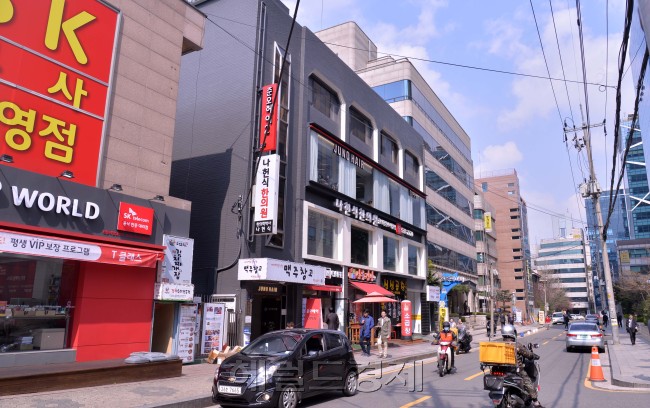 강남권 재건축에 눈독을 들였던 강남 등 자산가들이
부동산 시장 상황이 바뀌면서 중소형 빌딩 매입 쪽으로
재테크 방향을 틀고 있는 것으로 나타났다. 사진은 선
릉 일대의 중소형 빌딩 전경들.
이상섭 기자/babtong@heraldcorp.com