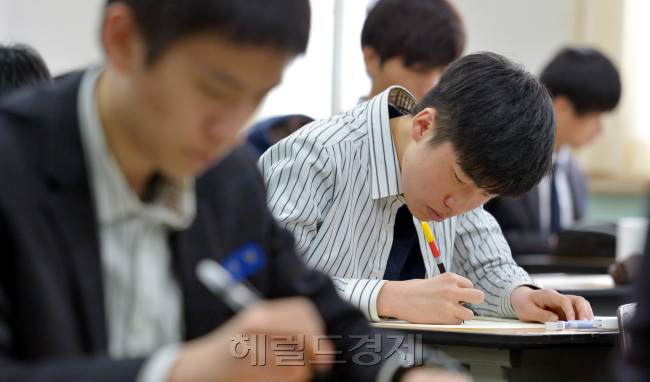 지난달 31일 ‘2016학년도 대학수학능력시험 시행 기본계획’ 발표 이후 첫 수능 모의고사인 4월 전국연합학력평가가 9일 실시됐다. 경기도교육청이 주관한 이번 시험은 국어, 수학, 영어, 탐구 등 4개 영역에 걸쳐 진행됐으며, 전국 1855개 고교 3학년 학생 52만여 명이 시험을 치렀다. 서울 송파구 잠실고 학생들이 시험을 보고 있다.   김명섭 기자/msiron@heraldcorp.com