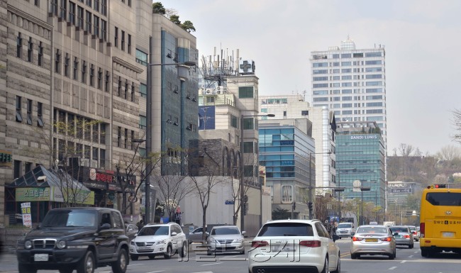 강남권 재건축에 눈독을 들였던 강남 등 자산가들이 부동산 시장 상황이 바뀌면서 중소형 빌딩 매입 쪽으로 재테크 방향을 틀고 있는 것으로 나타났다. 사진은 강남 삼성, 선릉, 역삼역 일대의 중소형 빌딩 전경들. 사진=이상섭 기자/babtong@heraldcorp.com