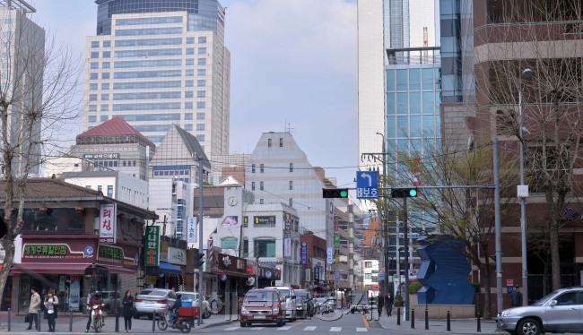 강남권 재건축에 눈독을 들였던 강남 등 자산가들이 부동산 시장 상황이 바뀌면서 중소형 빌딩 매입 쪽으로 재테크 방향을 틀고 있는 것으로 나타났다. 사진은 강남 삼성, 선릉, 역삼역 일대의 중소형 빌딩 전경들. 사진=이상섭 기자/babtong@heraldcorp.com
