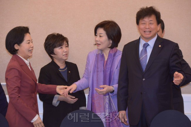 9일 국회에서 열린 여성가족부당정회의에서 김희정 장관이 오래만에 만난 동료의원들과 회의직전 담소를 나누고 있다. <br />정희조 기자/checho@heraldcorp.com  150409