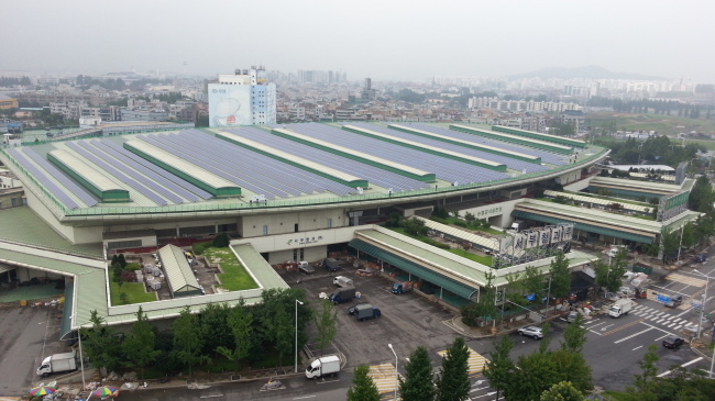 This photo shows a 1.2-megawatt solar power plant constructed in 2013 at Gangseo farmers market in western Seoul.   Seoul Metropolitan Government