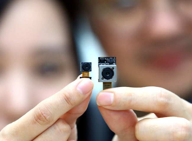 LG Innotek, LG’s battery and camera module developer, announced Thursday the production of two new camera modules ― a 16-megapixel rear camera (right) and an 8-megapixel front  camera. The company’s latest cameras will be equipped in LG Electronics’ new flagship smartphone, the G4, to be launched April 29.    LG Innotek