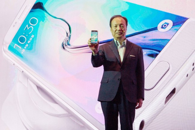Samsung Electronics mobile chief Shin Jong-kyun delivers a keynote speech during the Galaxy S6 World Tour promoting the new Galaxy S6 and S6 Edge in Seoul on Thursday.    Samsung Electronics