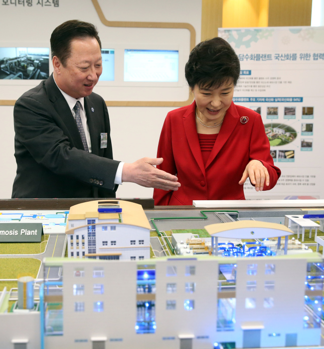 Doosan Group chairman Park Yong-maan shows President Park Geun-hye around the conglomerate’s desalination plant during her visit to an innovation center that opened in Changwon, South Gyeongsang Province, Thursday.    Yonhap