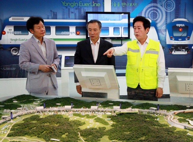 Yongin Mayor Jung Chan-min (right) inspects the operator of the city’s Everline light rail transit.   Yongin City