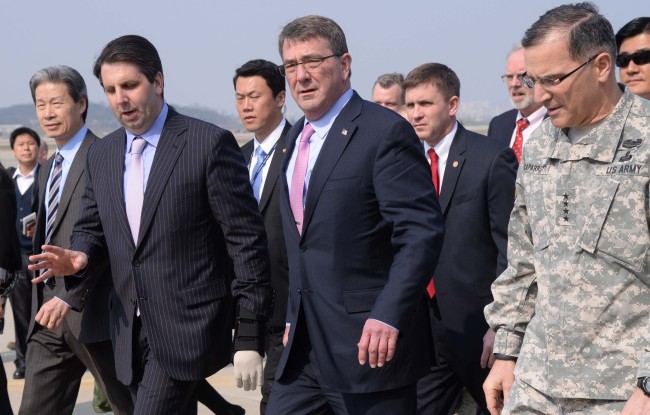 U.S. Defense Secretary Ashton Carter (center) walks toward a passenger terminal after landing at the U.S.’ Osan Airbase in Pyeongtaek, Gyeonggi Province, on Thursday. U.S. Ambassador to South Korea Mark Lippert (on Carter’s left) and U.S. Forces Korea Commander Gen. Curtis Scaparrotti (right) welcomed him.    Park Hyun-koo/The Korea Herald