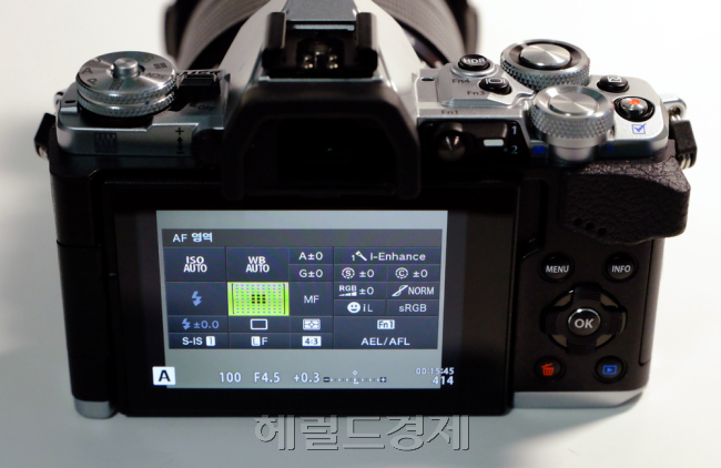 올림푸스 ‘OM-D E-M5 Mark II(이하 마크 II)’의 퀵메뉴 모습. 터치 액정을 활용해 빠른 설정이 가능합니다.