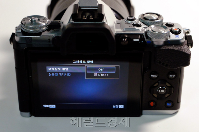 4000만 화소 초고해상도 이미지는 메뉴에서 선택해야 찍을 수 있습니다. 셔터 한번에 8장을 찍기 때문에 삼각대가 필요합니다.