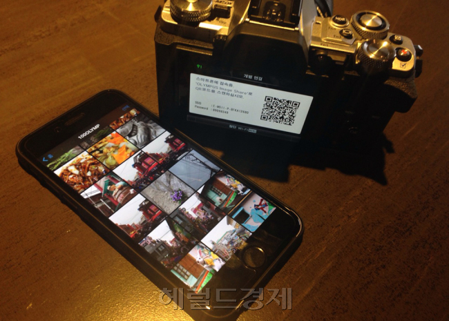 ’올림푸스 이미지 쉐어‘ 앱을 내려받고 와이파이 연결을 하면 무선공유 준비 끝. 파일 이동과 원격 촬영을 즐기면 됩니다.