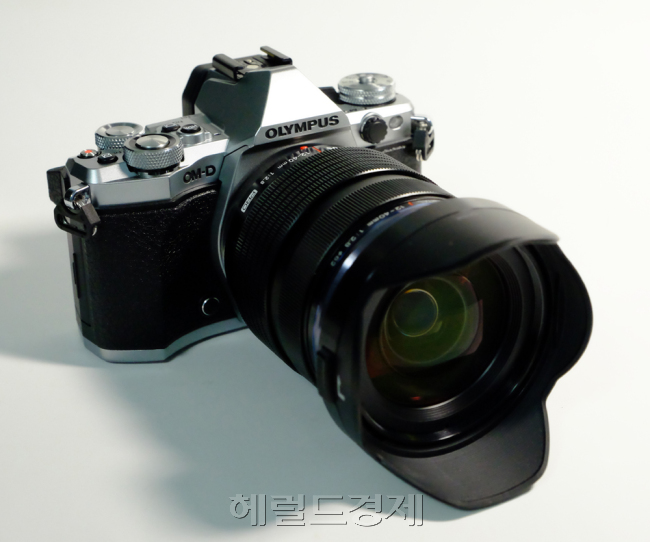 마크 II는 블랙ㆍ실버 2종으로 단품이 129만9000원, 12-50㎜ F3.5-6.3 렌즈킷이 149만9000원입니다.