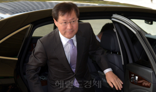 성완종 경남기업 회장의 사망으로 검찰의 자원개발 비리 의혹 수사가 차질을 빚게 된 가운데 10일 오전 김진태 검찰총장이 서울 서초동 대검찰청으로 출근하고 있다.
김명섭 기자 msiron@heraldcorp.com