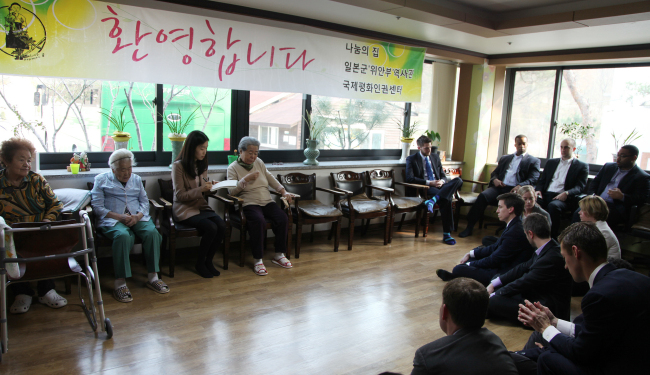 <YONHAP PHOTO-2106> 나눔의집 방문한 미국 상·하 의원 보좌관 (경기광주=연합뉴스) 9일 경기도 광주시 퇴촌면 일본군 위안부 피해 할머니의 보금자리 나눔의 집을 방문한 미국 상·하 의원 보좌관들이 위안부 피해 할머니들과 만나 이야기를 나누고 있다. 2015.4.9 << 나눔의 집 제공 >> drops@yna.co.kr/2015-04-09 18:38:37/ <저작권자 ⓒ 1980-2015 ㈜연합뉴스. 무단 전재 재배포 금지.>
<YONHAP PHOTO-2106> 나눔의집 방문한 미국 상·하 의원 보좌관 (경기광주=연합뉴스) 9일 경기도 광주시 퇴촌면 일본군 위안부 피해 할머니의 보금자리 나눔의 집을 방문한 미국 상·하 의원 보좌관들이 위안부 피해 할머니들과 만나 이야기를 나누고 있다. 2015.4.9 << 나눔의 집 제공 >> drops@yna.co.kr/2015-04-09 18:38:37/ <저작권자 ⓒ 1980-2015 ㈜연합뉴스. 무단 전재 재배포 금지.>