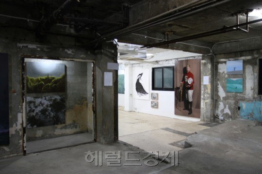 서울 영등포에 위치한 커먼센터. 사창가 한 가운데 3년 넘게 버려졌던 상가 건물을 재건축해 젊은 작가들의 예술로 채운 공간이다. 지난해 개관전으로 선보였던 ‘오늘의 살롱’ 전시 전경. [사진=김아미 기자/amigo@heraldcorp.com]
